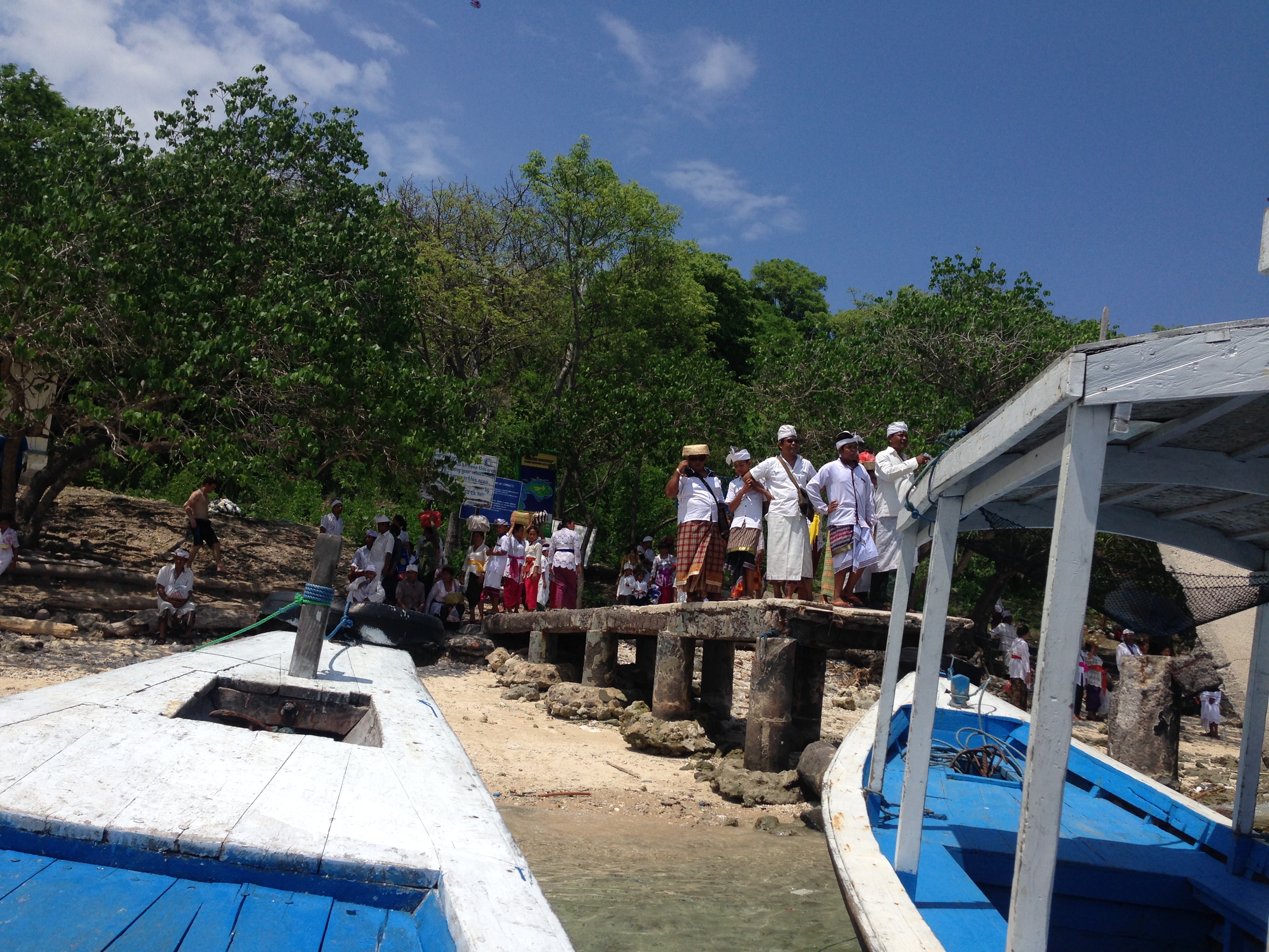 sala negyvenama, tačiau vyksta kažkokie induistų "atlaidai"