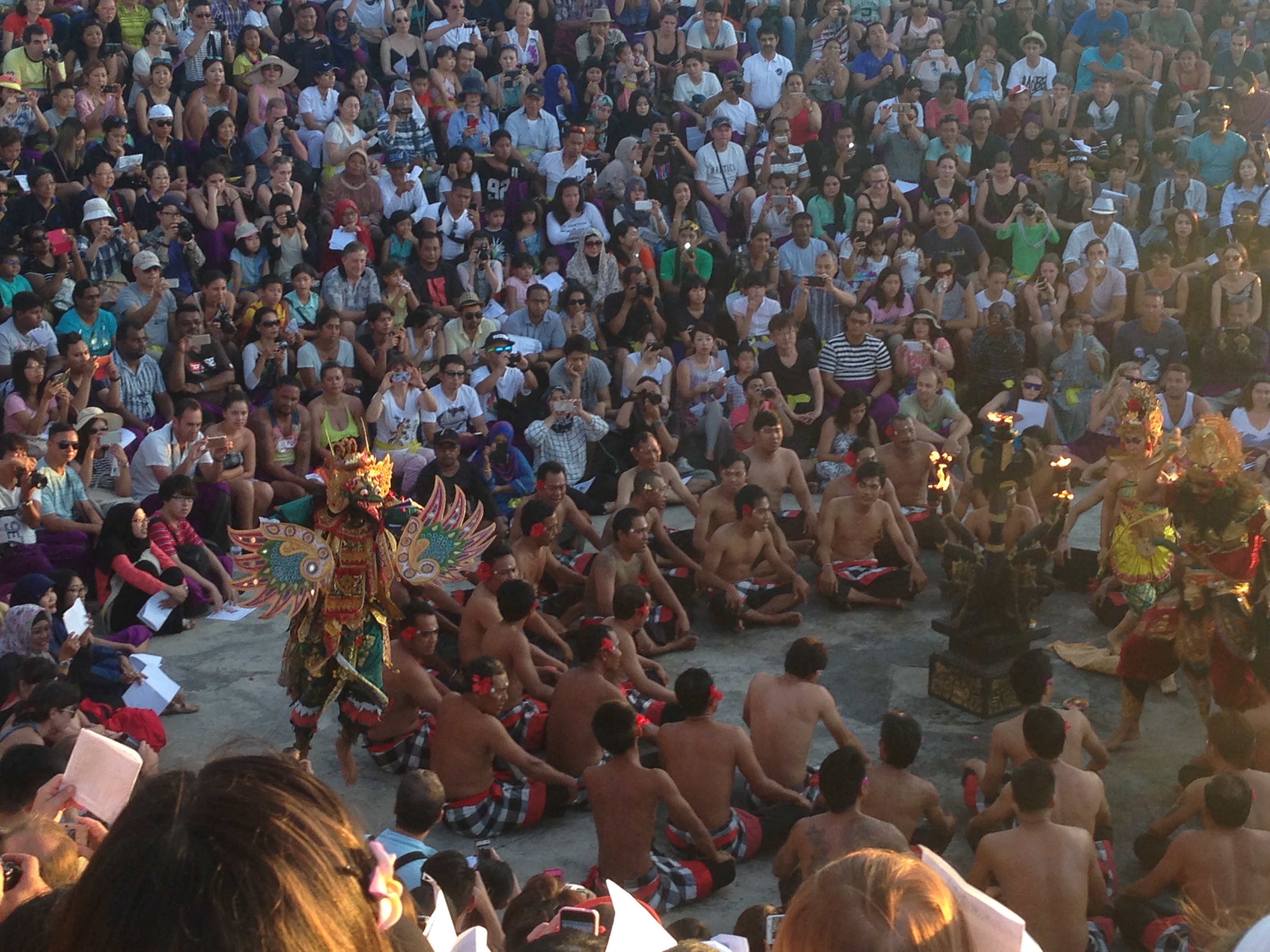 Uluwatu šventykloje šokių pasirodymas