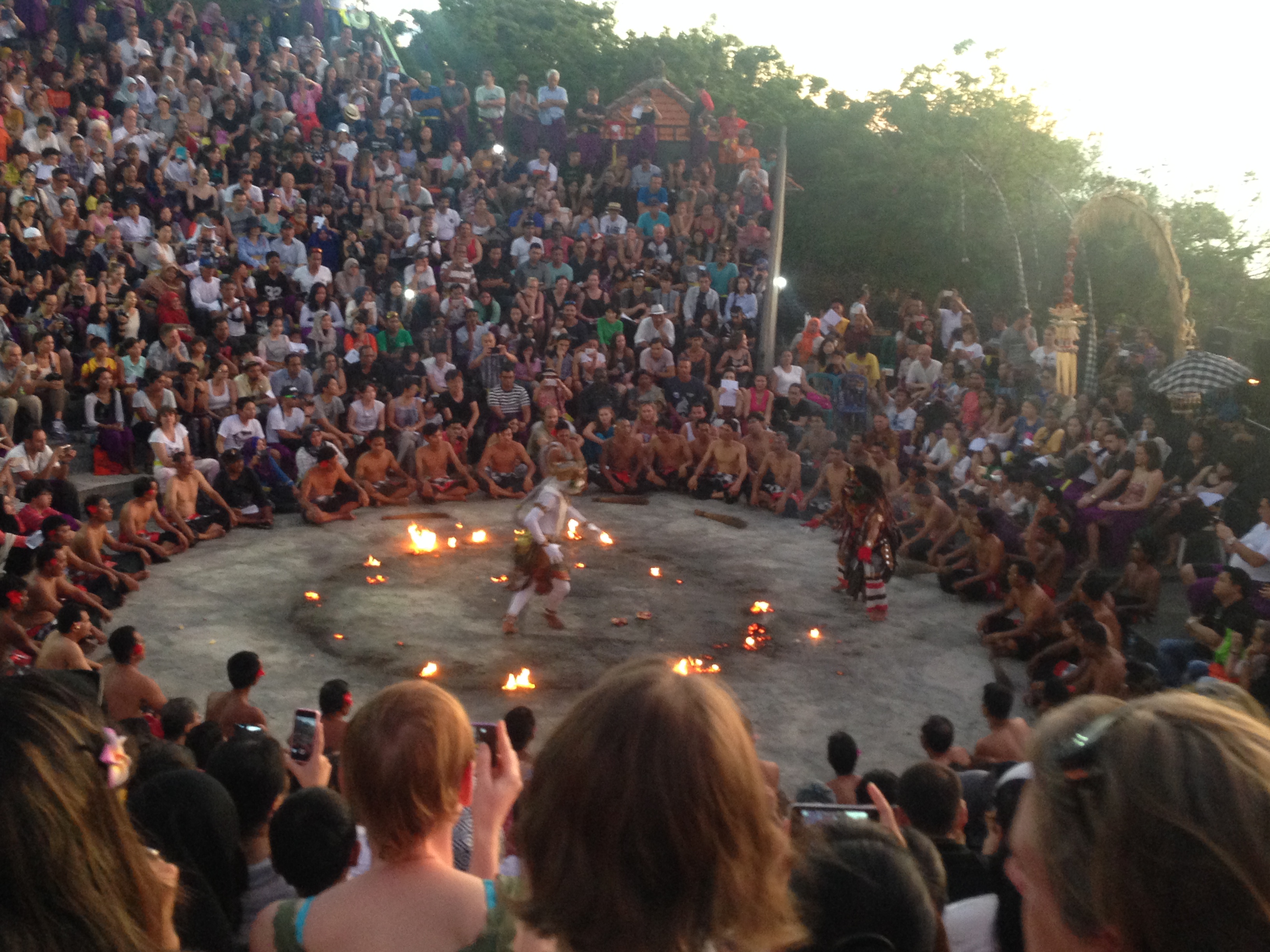 Uluwatu šventykloje šokių pasirodymas