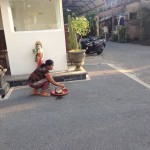 Kasdienis procesas. Moteris aukoja Dievams