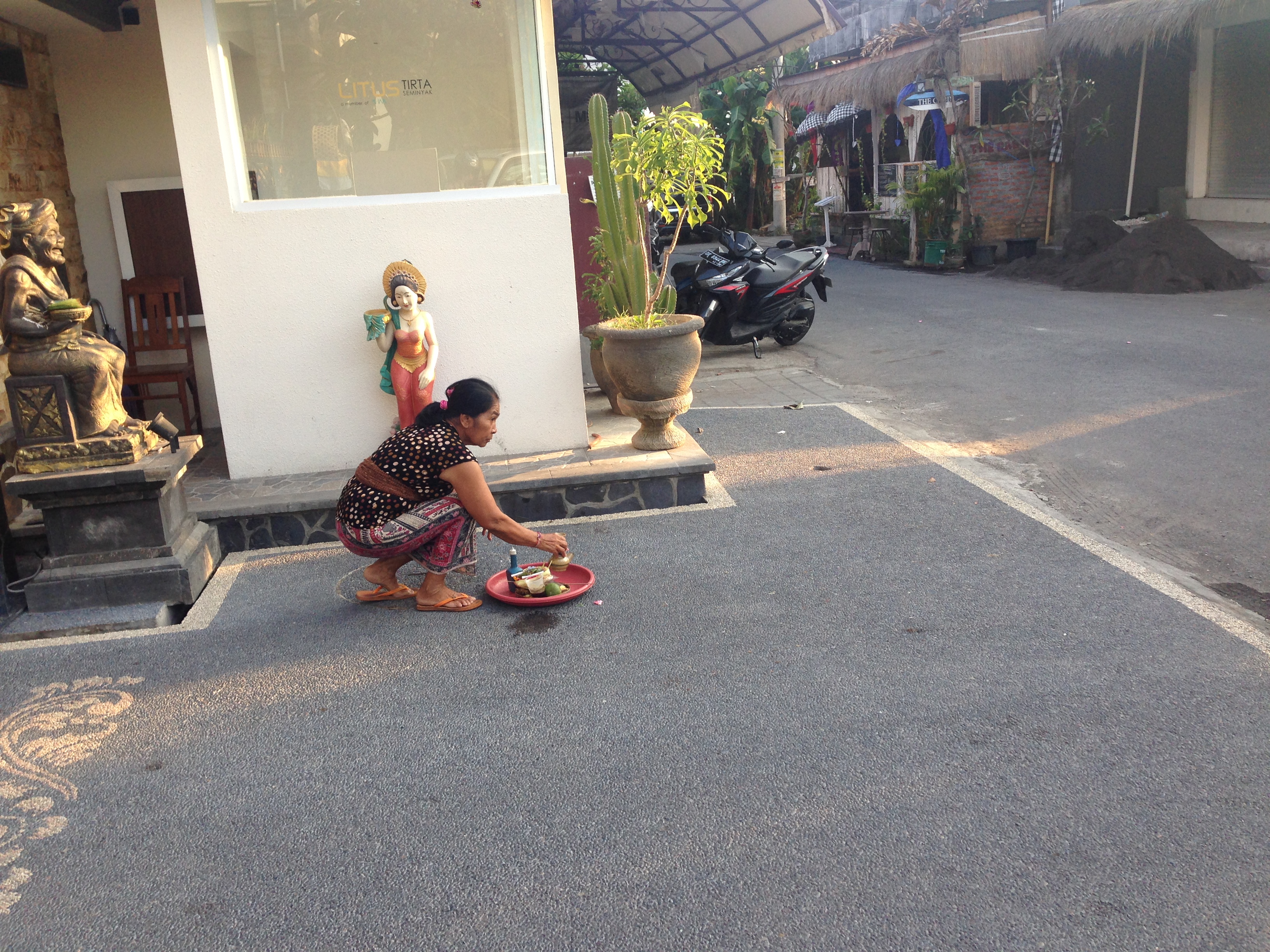 Kasdienis procesas. Moteris aukoja Dievams