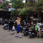 vaikai į mokyklą važinėja motoroleriais