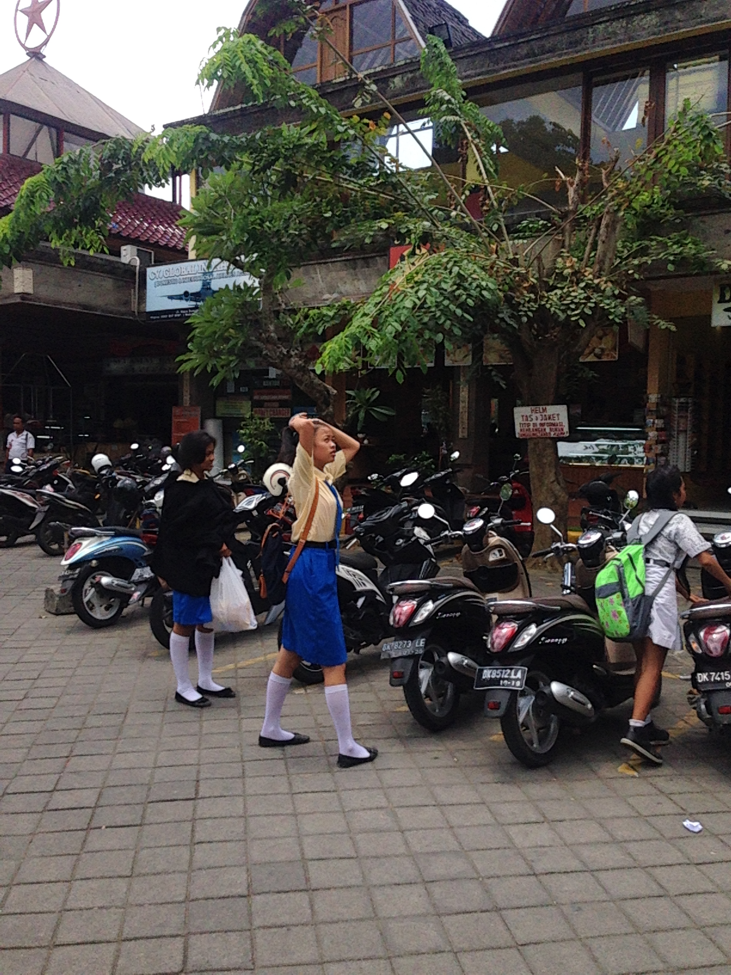 vaikai į mokyklą važinėja motoroleriais