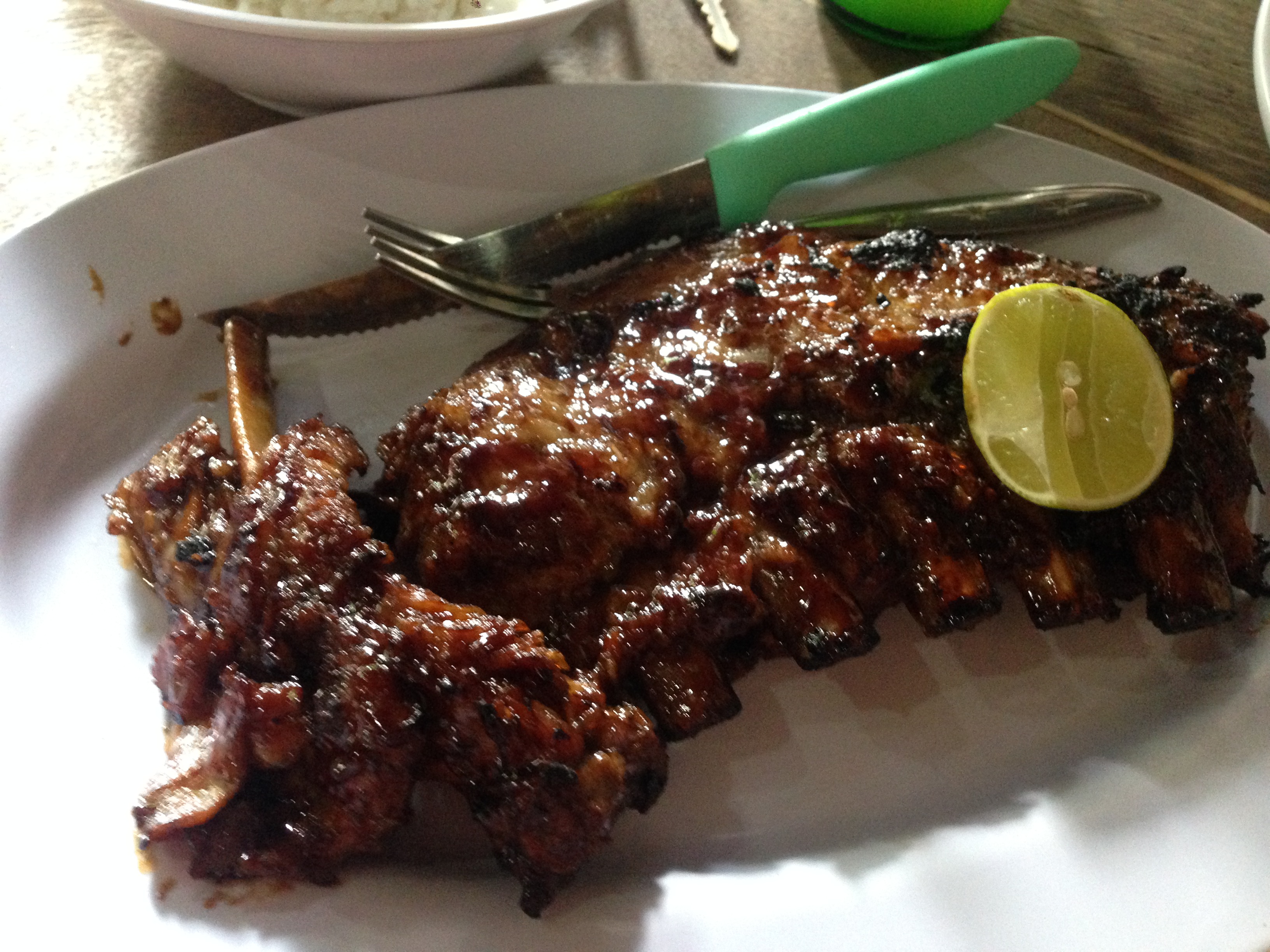 populiarieji Ubudo šonkauliukai - 120 000 Rp (už mėsą)