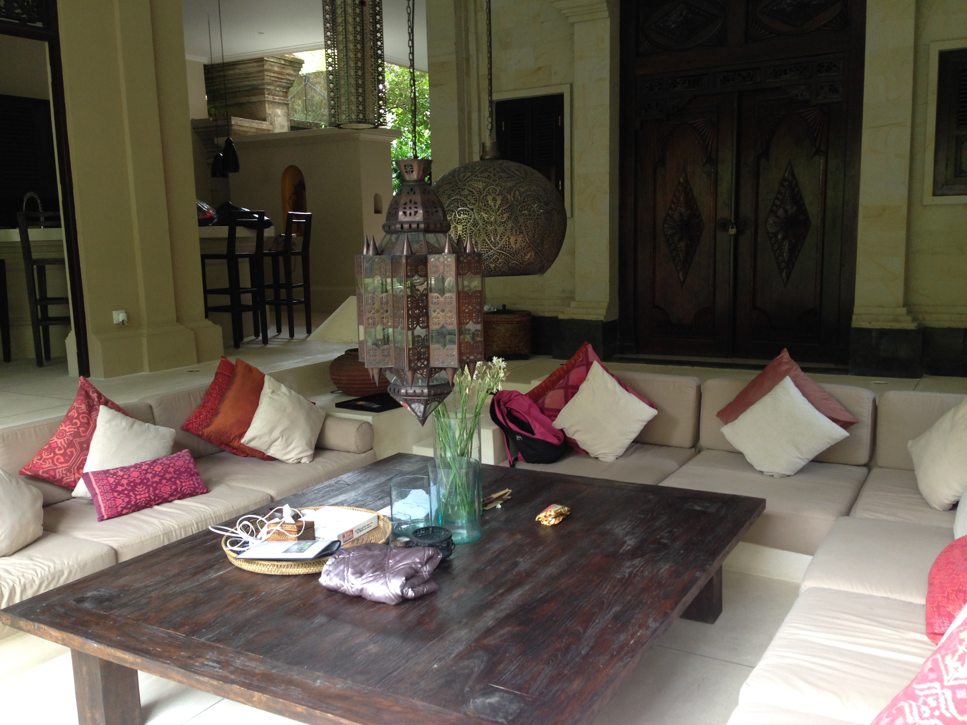 atviras visas namas (tolumoje šviečia irgi laukas)