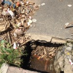 šios kelių spragos nepažymėtos jokiomis Stop juostomis ar kitais ženklais