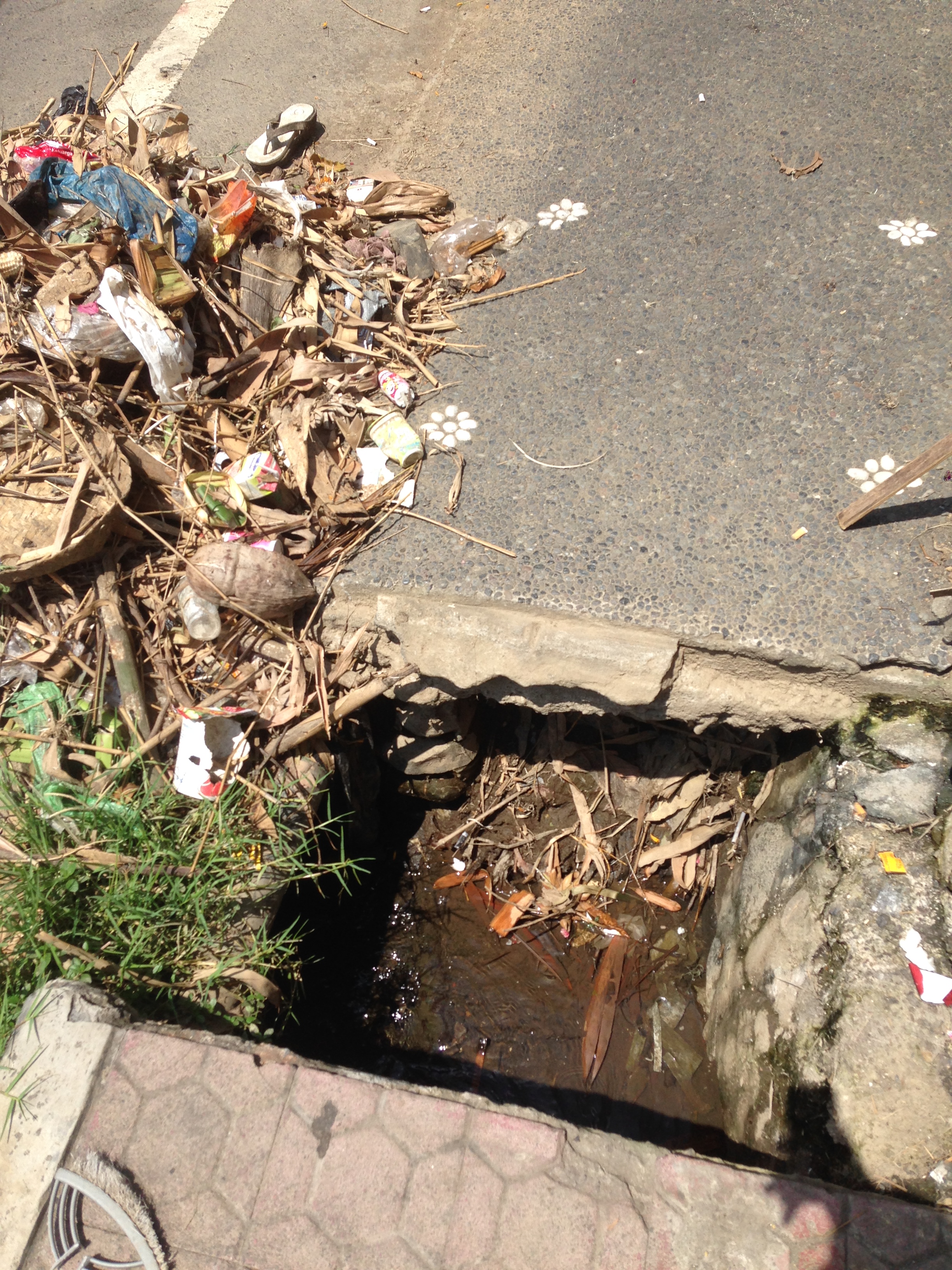 šios kelių spragos nepažymėtos jokiomis Stop juostomis ar kitais ženklais