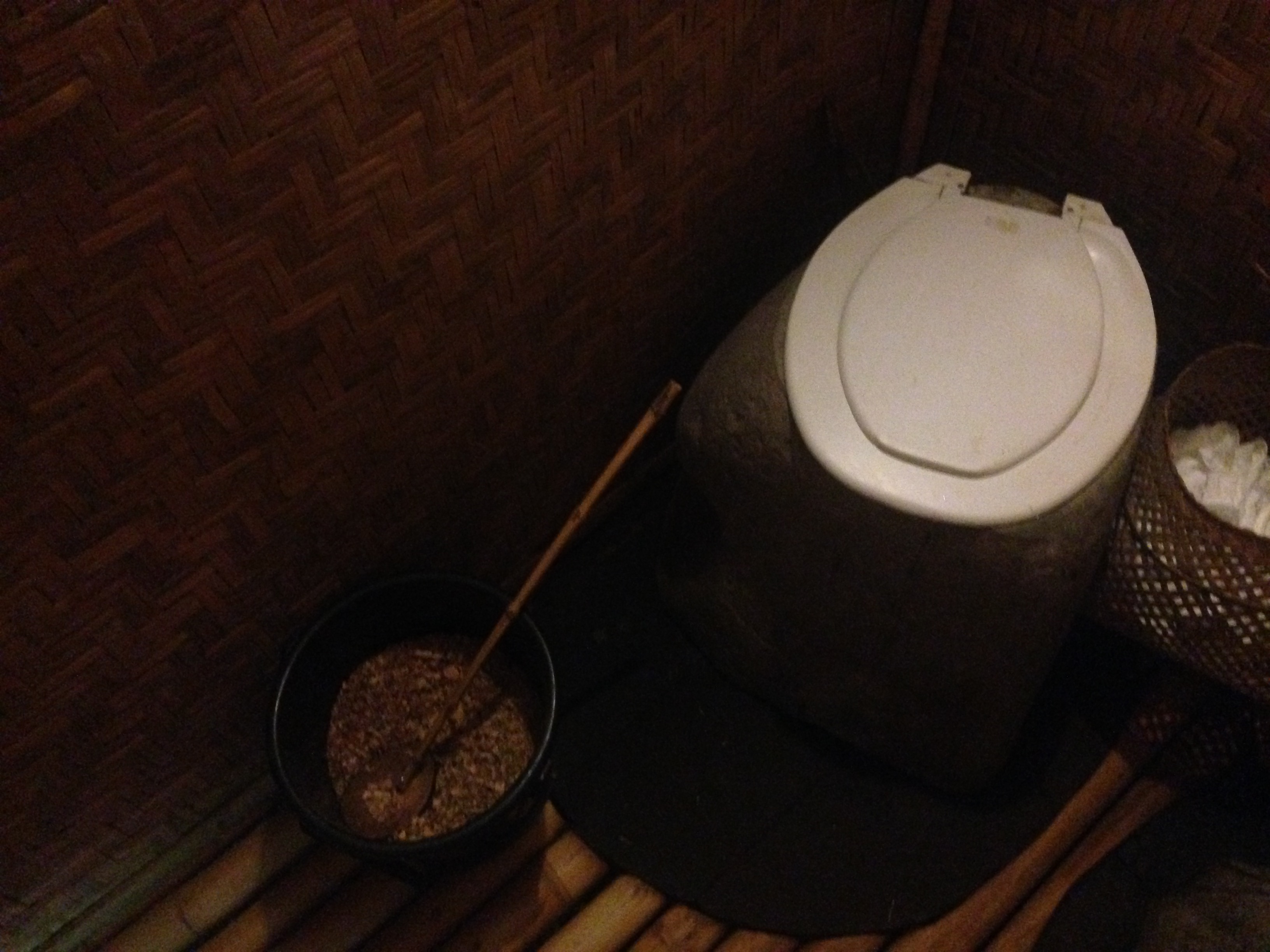 Eko WC (padarius reikalą reikia užpilti pjuvenų)